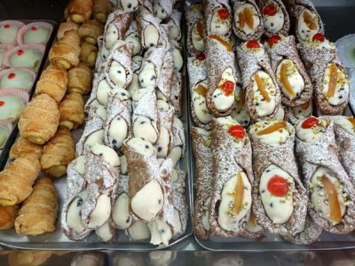 Cannoli siciliani della pasticceria Pennisi